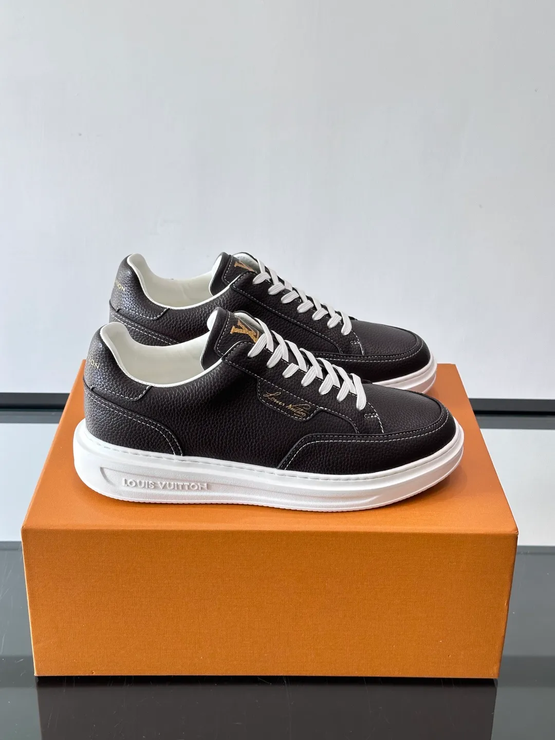 Men's men's shoes 💰p380 "＊OUIS ＊UITTO＊" casual sneakers, made of high-quality cowhide grain leather, with black laces, simple and high-end! LV Logo + classic Monogram lines on the side of the shoe, full of details✨. The rubber soles are wear-resistant and have strong traction, making them suitable for daily commuting and leisure. The shoe last fits the shape of the foot, making it comfortable to wear and not tiring after long walks. It is extremely versatile and can be easily worn with jeans or casual pants. It is a must-have item for men's fashion! 🖤 ​​size：38-44
